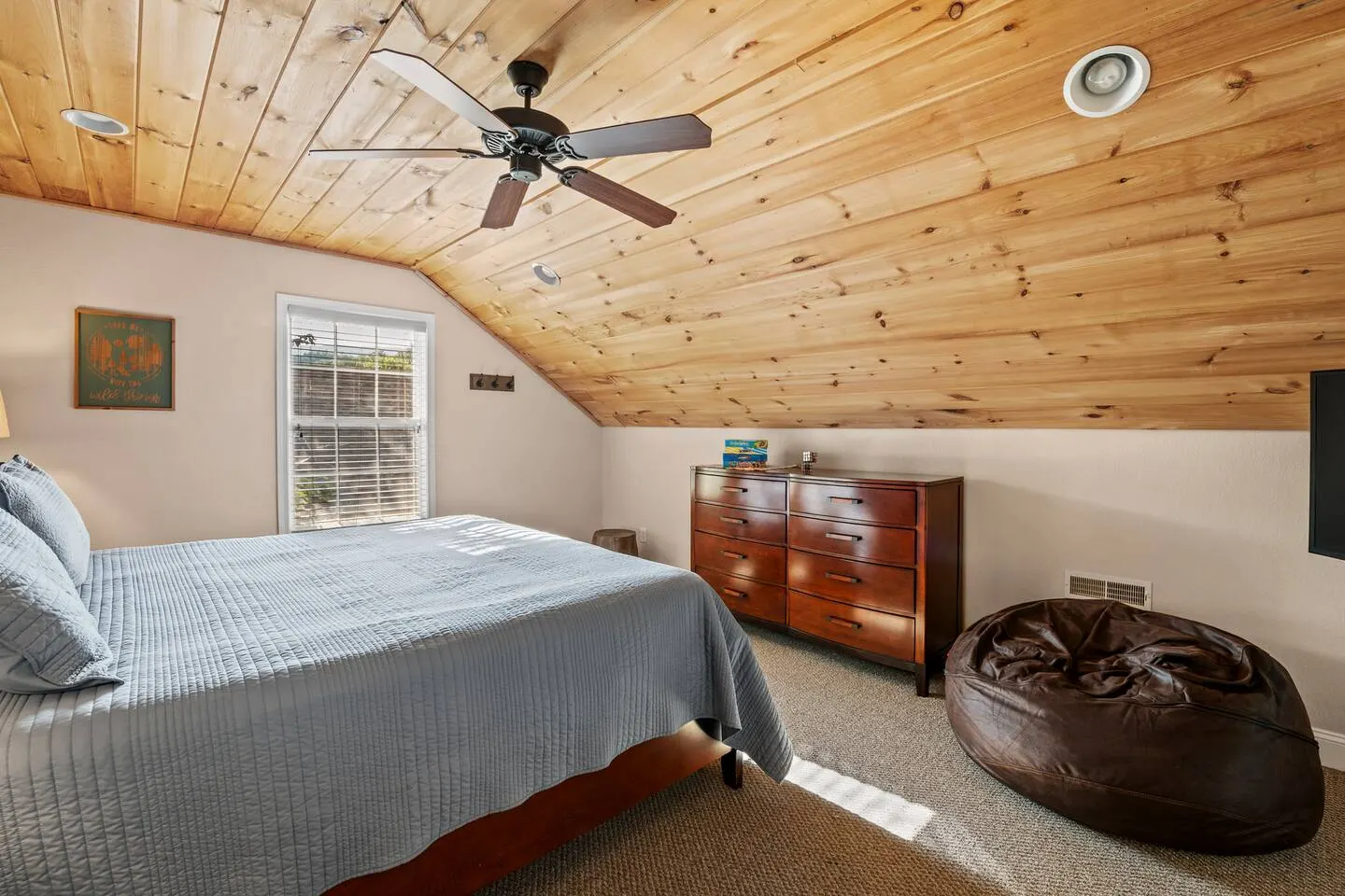 Pigeon Forge Hot Tub Cabin 3BR/3BA, Every Bedroom Has Its Own Bath Game Room 17