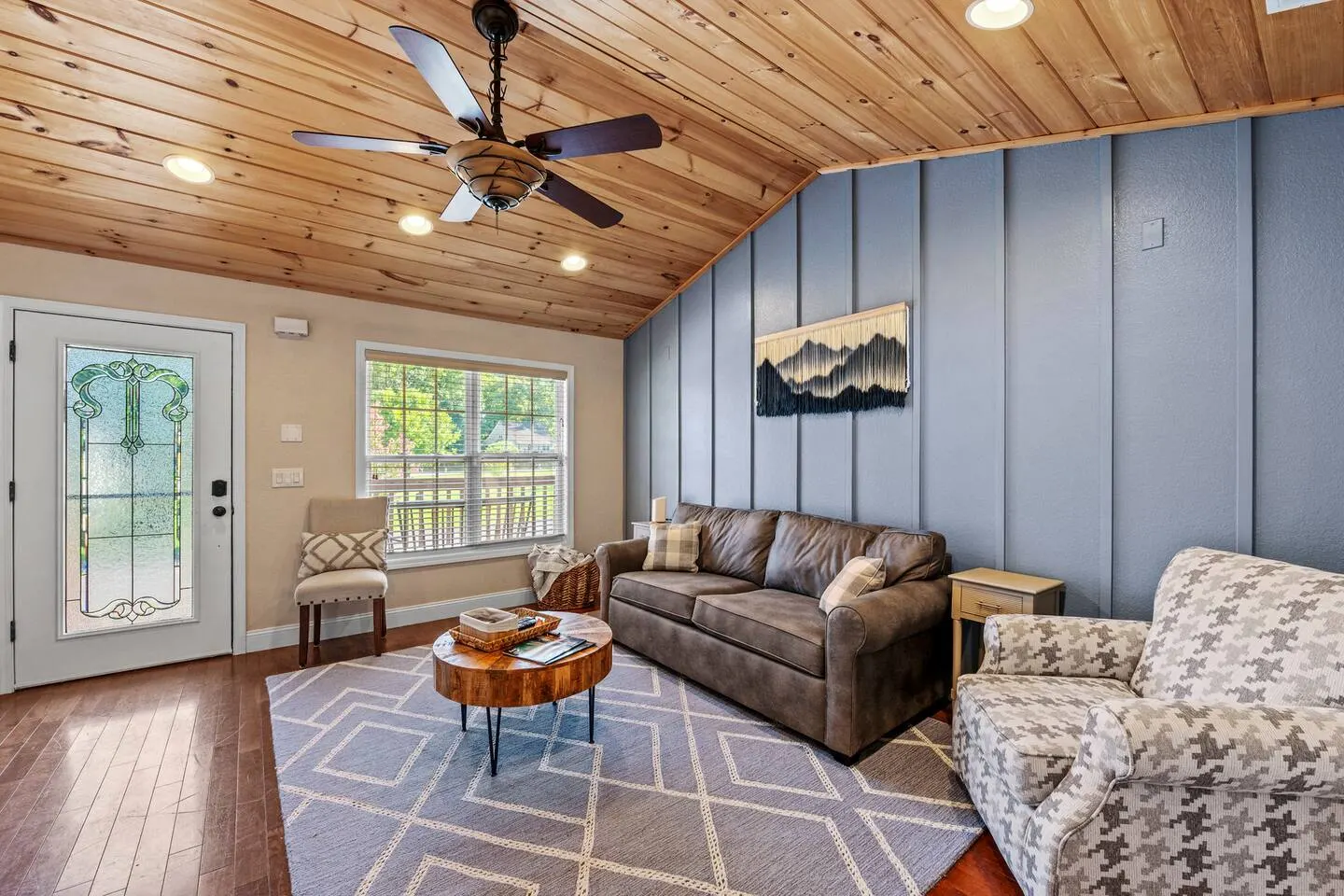 Pigeon Forge Hot Tub Cabin 3BR/3BA, Every Bedroom Has Its Own Bath Game Room 7