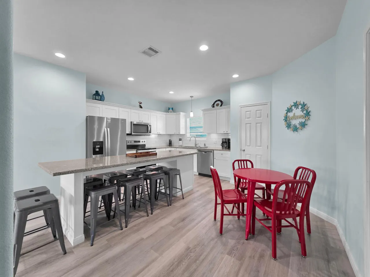Egret Escape, Sleeps 14, 4 Bedrooms, Fully Fenced Back Yard, Play Set, Walk to Beach, In Town, Pet & Kid Friendly
