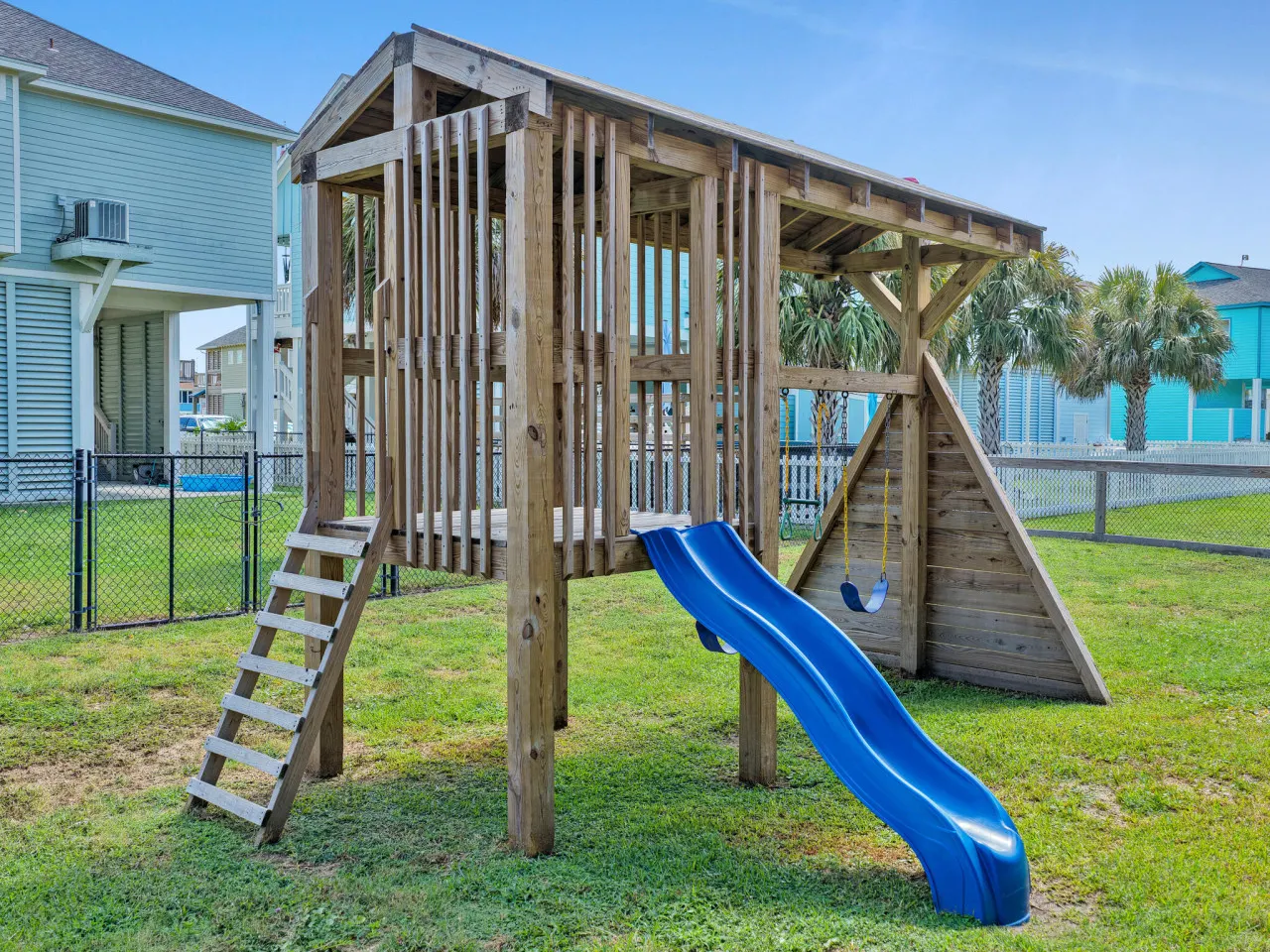Egret Escape, Sleeps 14, 4 Bedrooms, Fully Fenced Back Yard, Play Set, Walk to Beach, In Town, Pet & Kid Friendly 19
