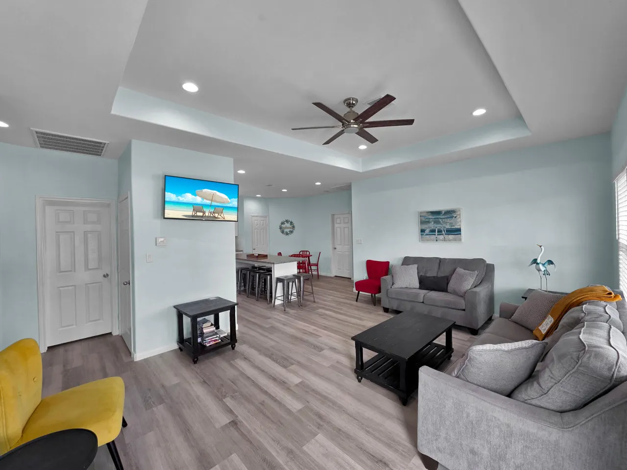 Egret Escape, Sleeps 14, 4 Bedrooms, Fully Fenced Back Yard, Play Set, Walk to Beach, In Town, Pet & Kid Friendly — photo 4