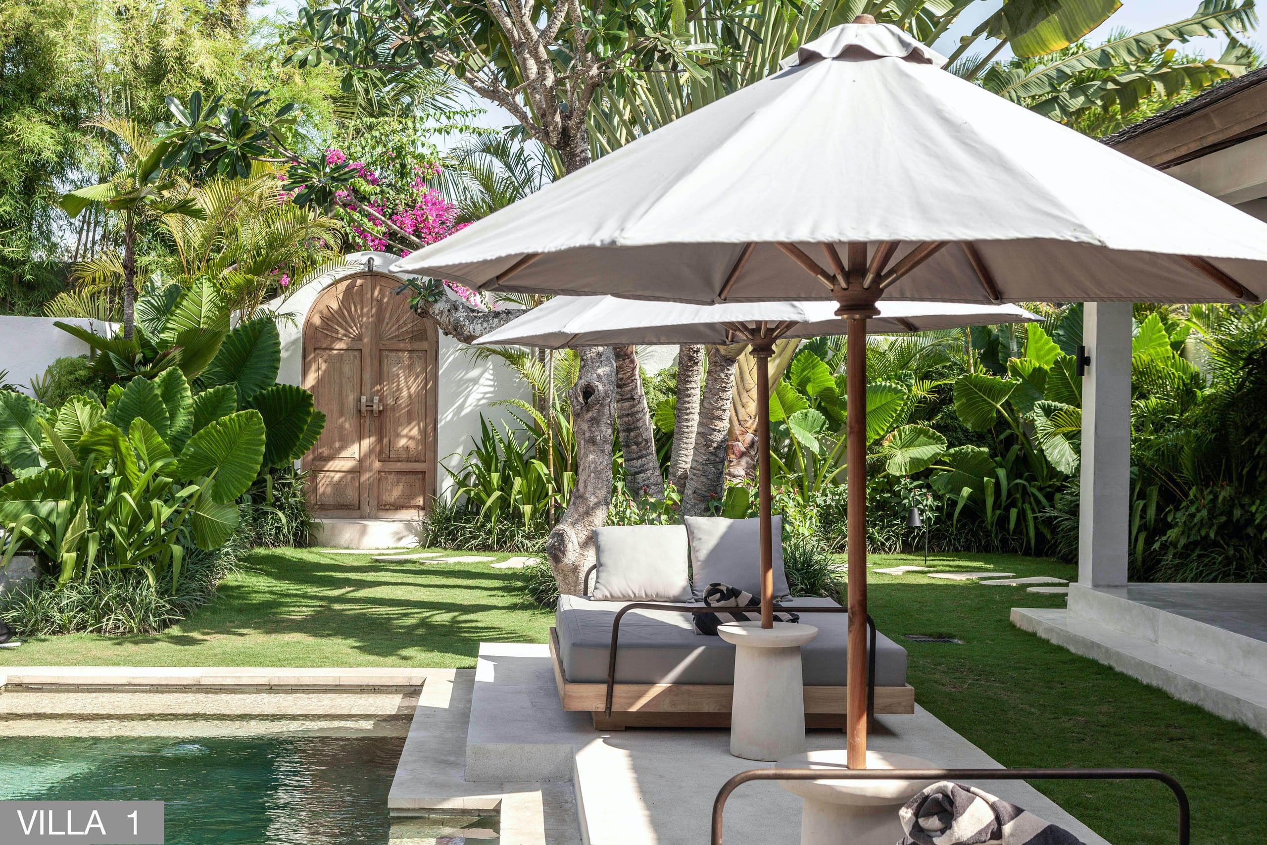 Designer Lux 7 Bed Villa near Beach & KuDeTa 24