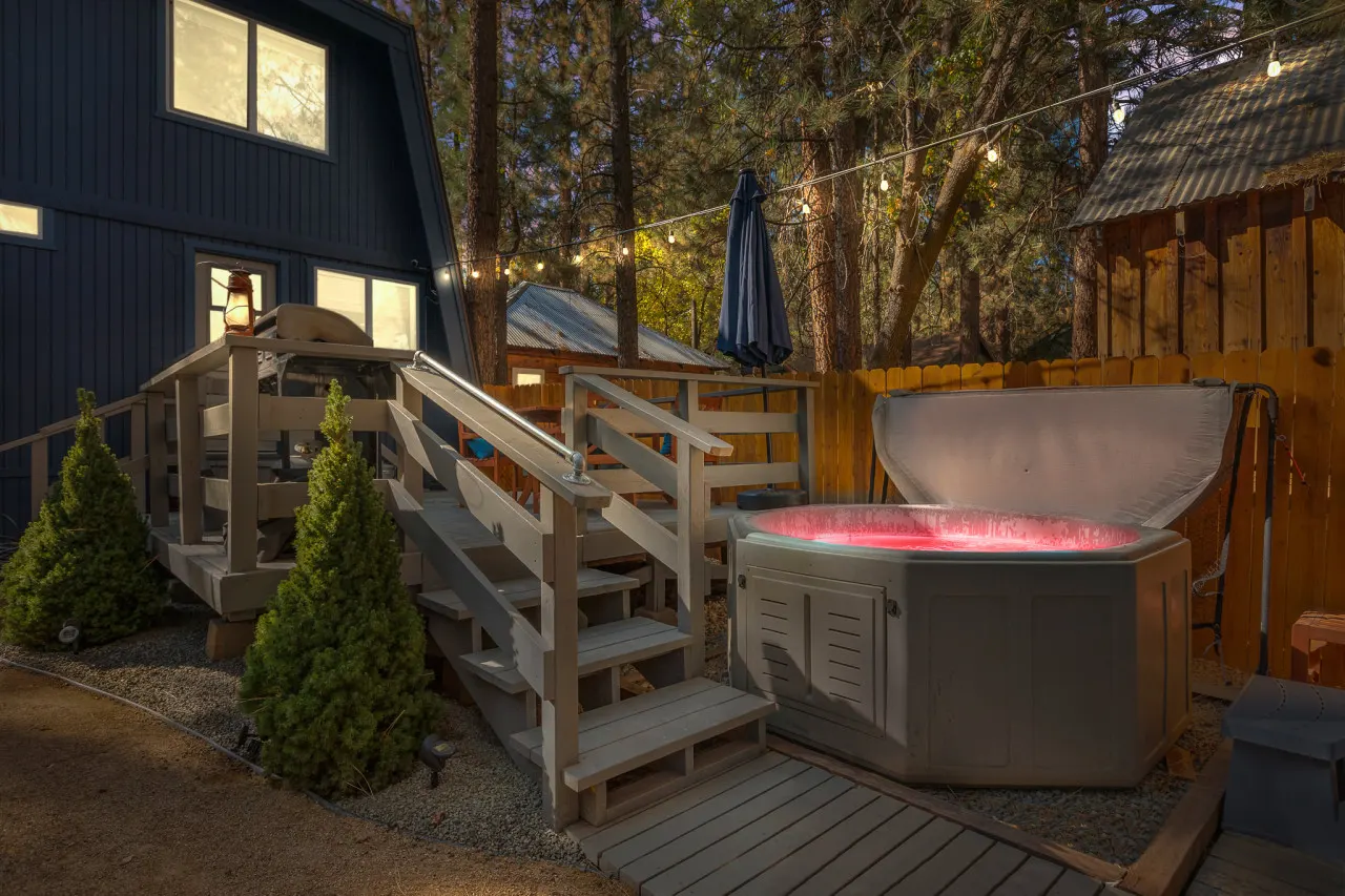 We love dogs! Ice Cold A/C - Hot Tub - Karaoke — photo 3