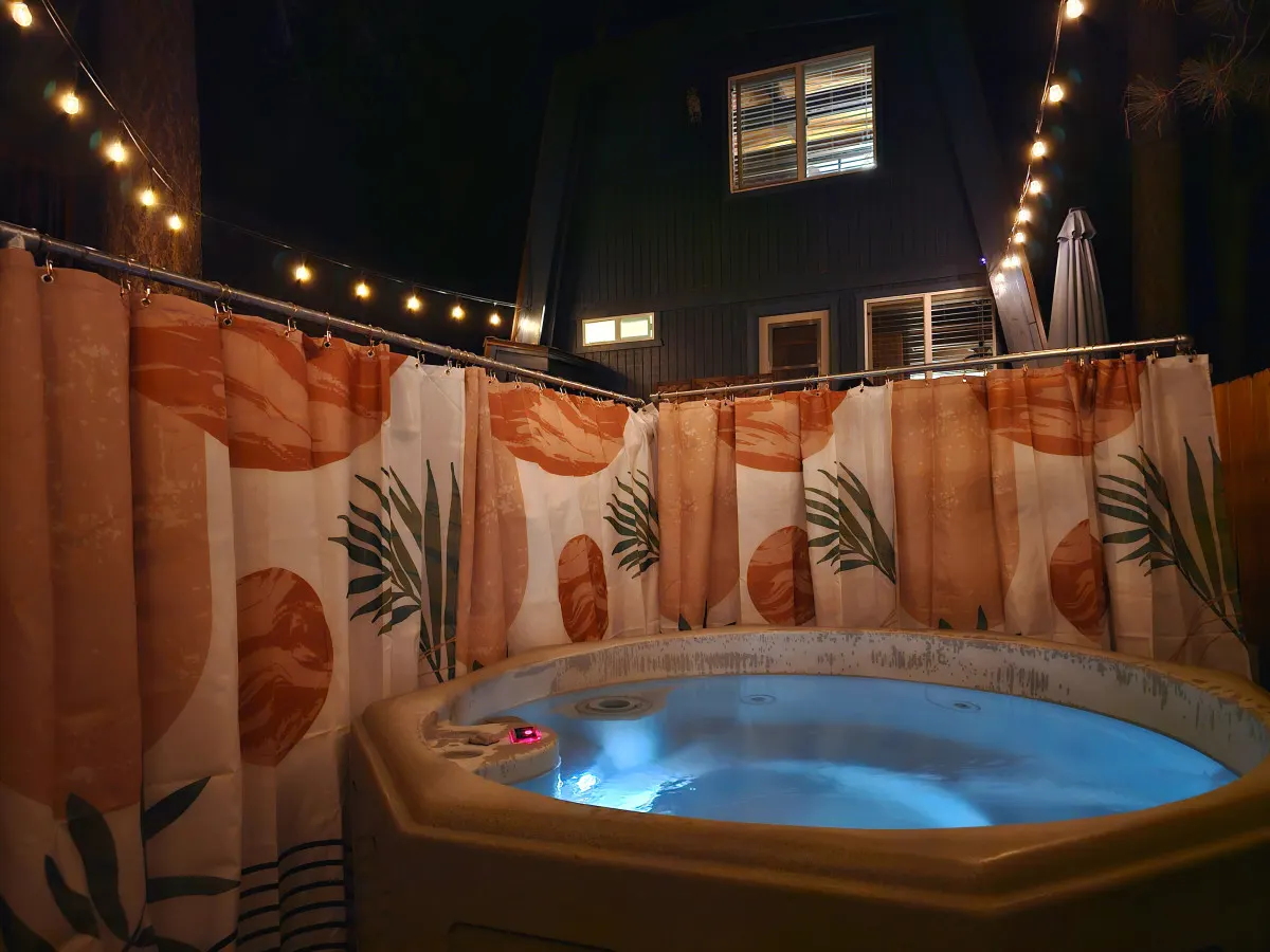 We love dogs! Ice Cold A/C - Hot Tub - Karaoke 6