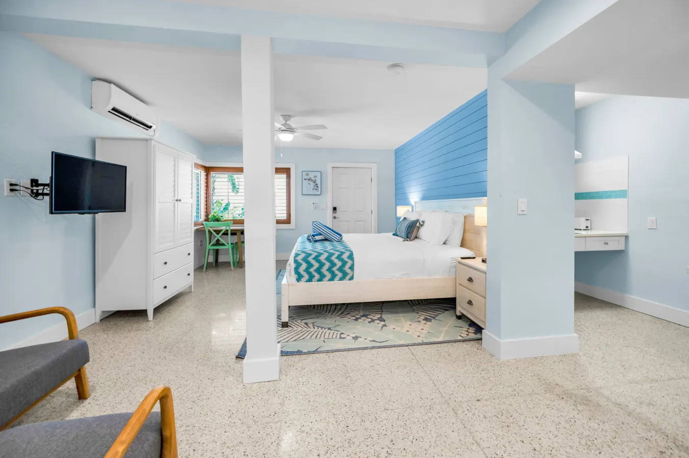 Large Studio King (Handicap Accessible) 4