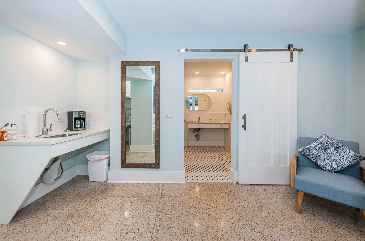 Large Studio King (Handicap Accessible) 5