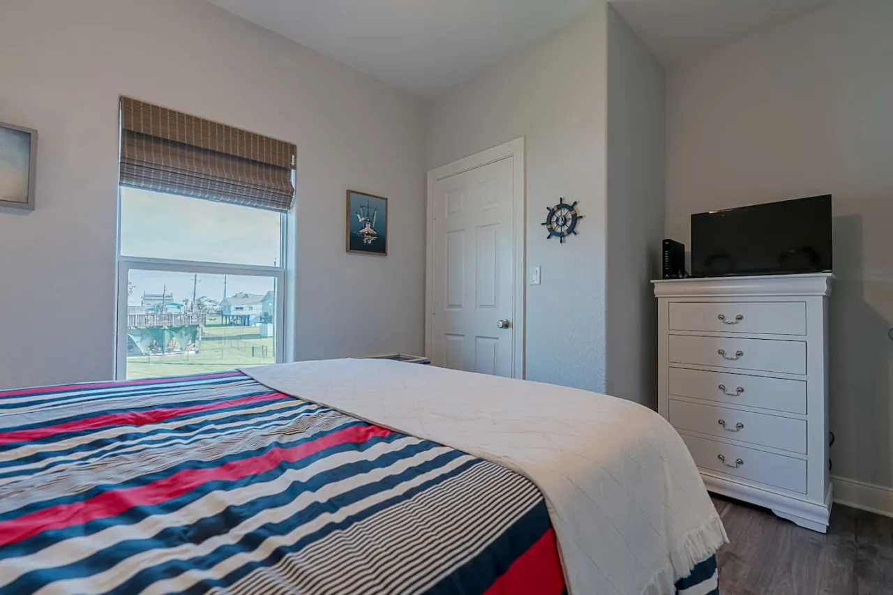 The Coast is Clear! Great Home By Beach & Bay 14