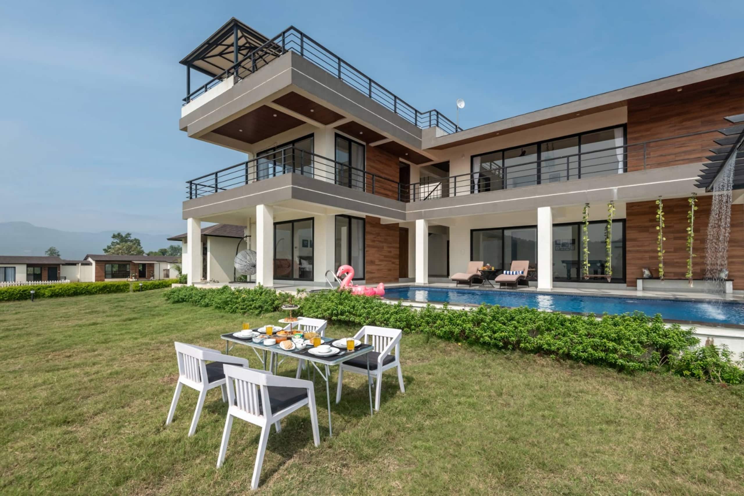 Luxury Evara Villa Pool +Jacuzzi+Lake touch Pawna