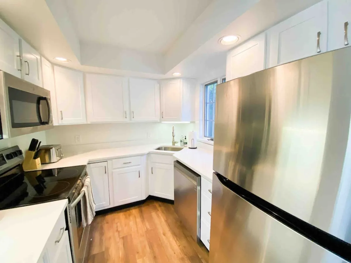 Spacious, Modern Getaway Minutes to Skiing 11