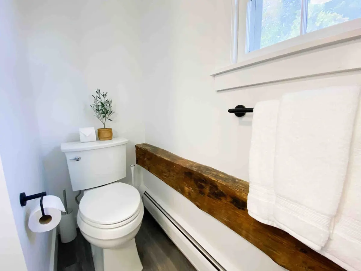 Spacious, Modern Getaway Minutes to Skiing 16