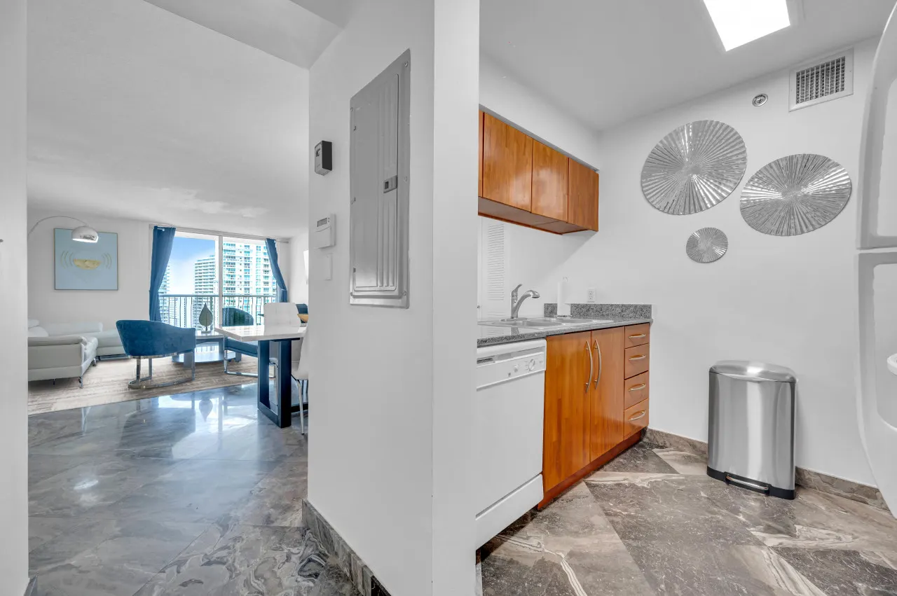 High floor unit 3 bedrooms in the heart of Miami 12