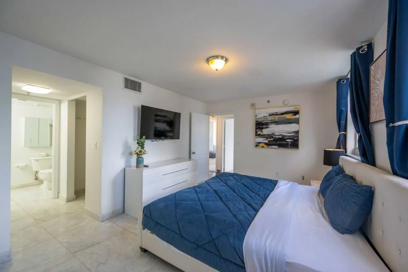 High floor unit 3 bedrooms in the heart of Miami 16
