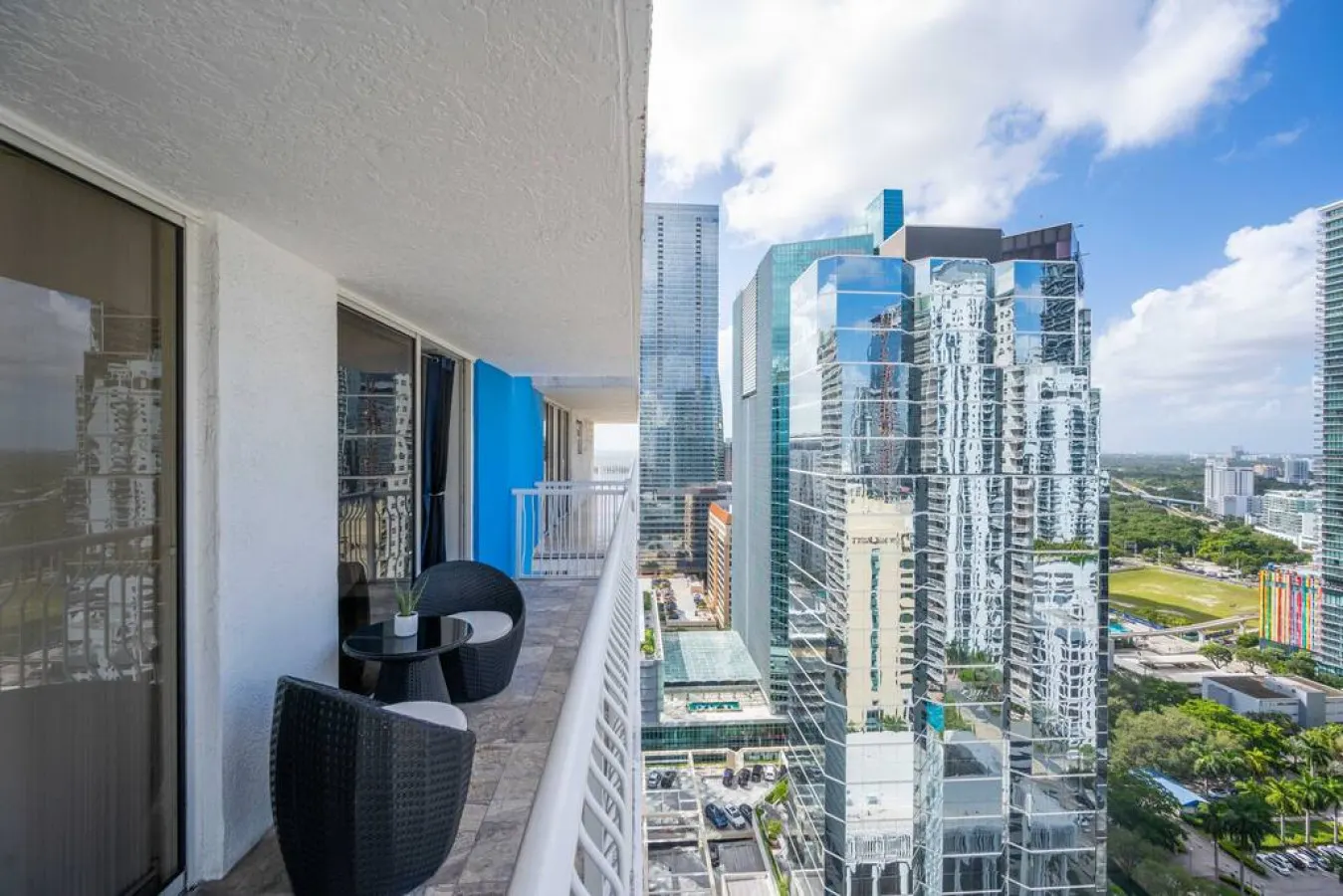 High floor unit 3 bedrooms in the heart of Miami 4