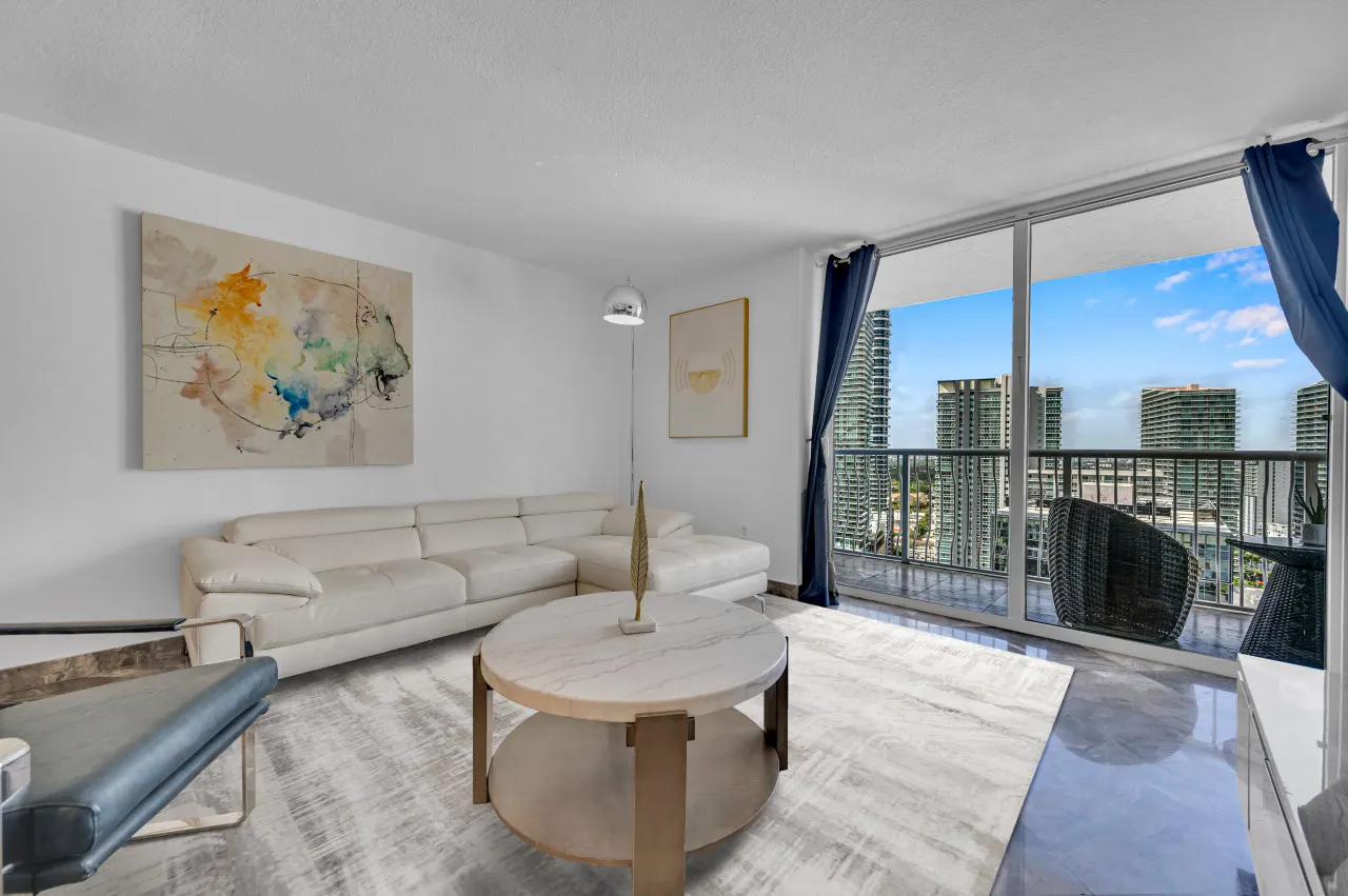 High floor unit 3 bedrooms in the heart of Miami 8
