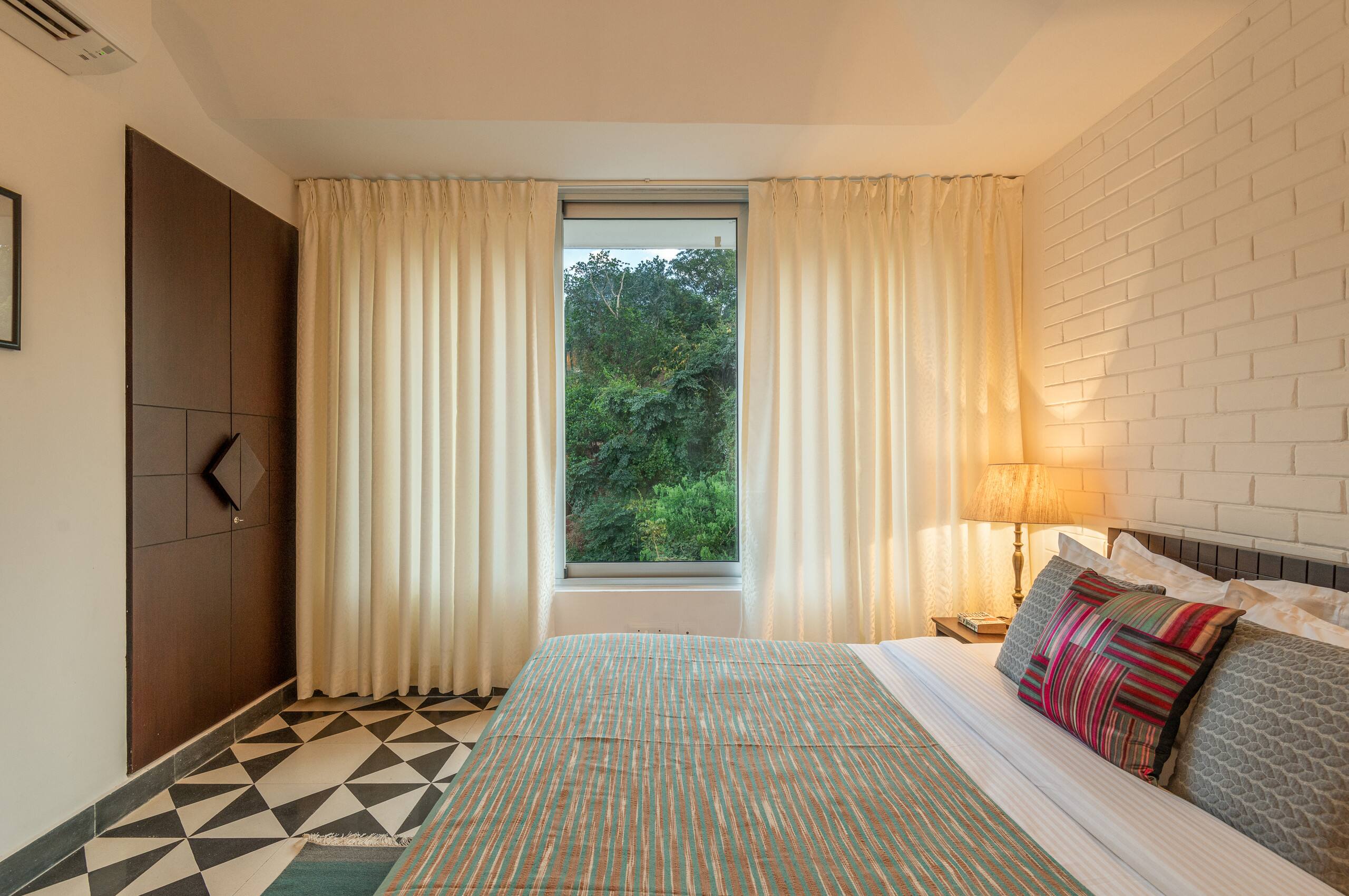ElArbol |Aesthetic Apt |Pvt Balcony | Wifi | Ac 16