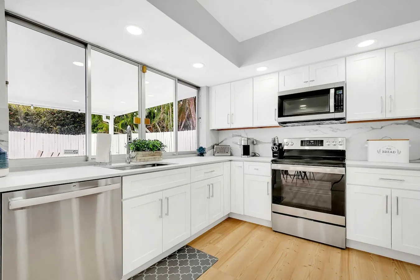 Private Hollywood Oasis, Heated, Pool Spa and BBQ 15