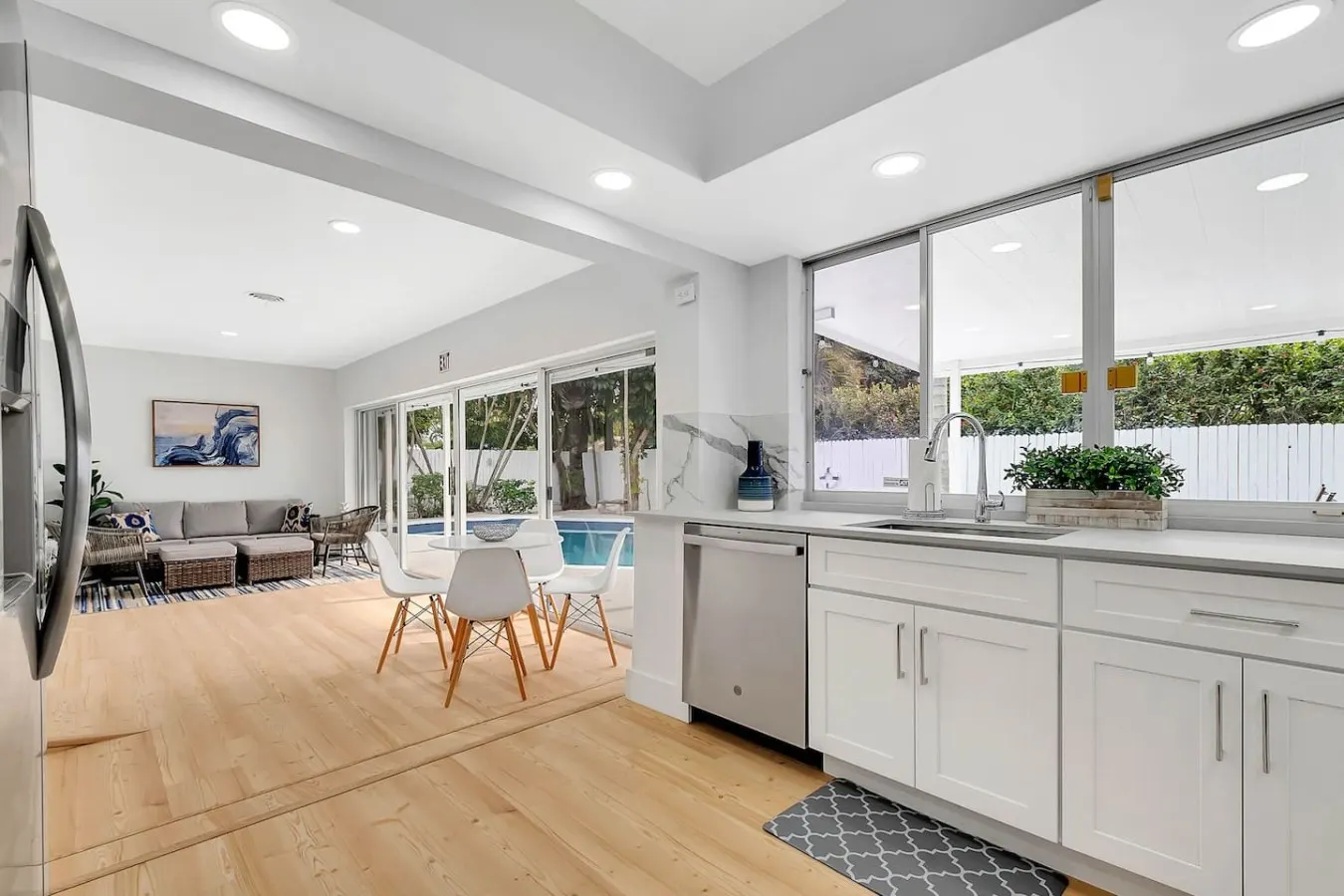 Private Hollywood Oasis, Heated, Pool Spa and BBQ 17