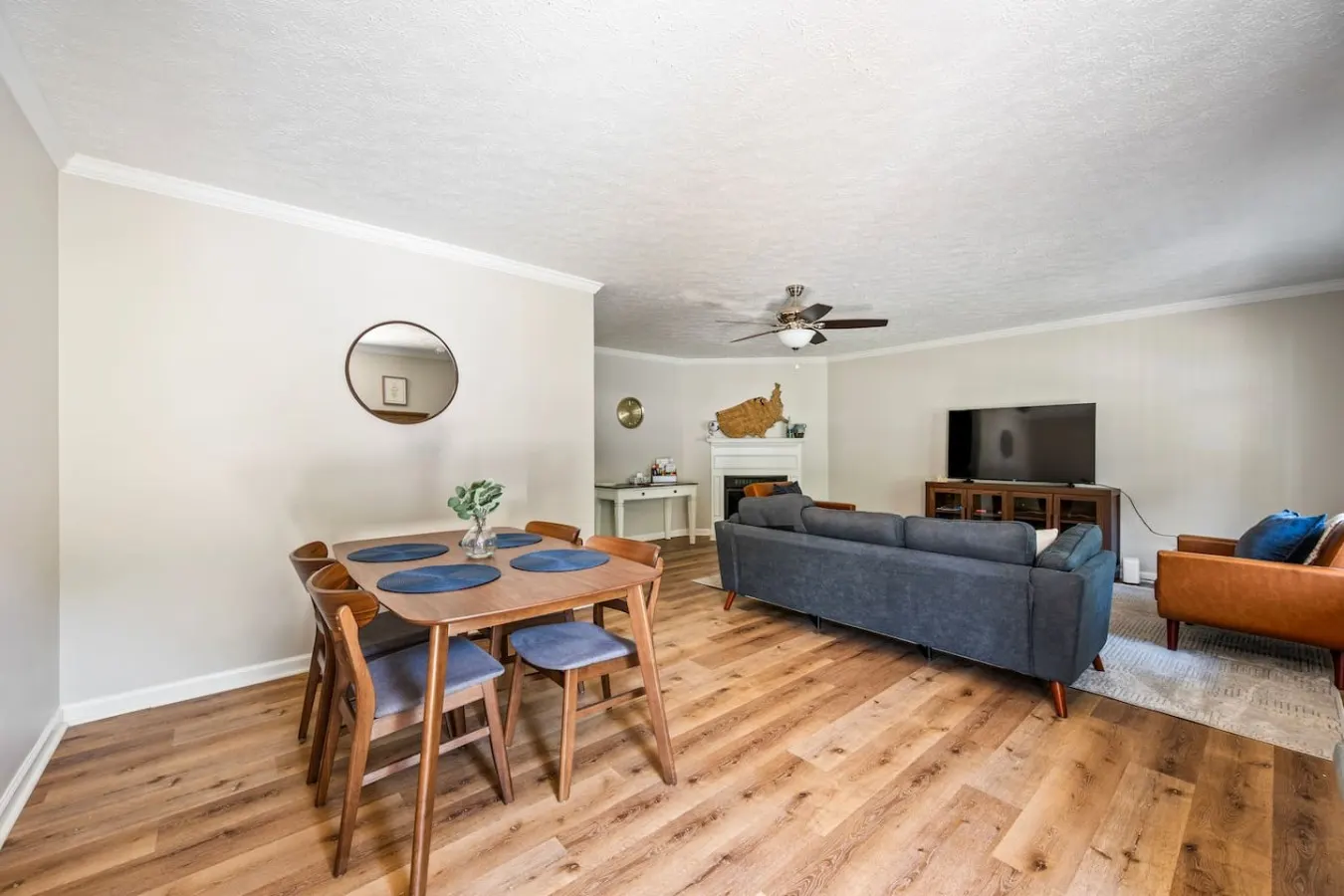 Modern Townhouse Pool Access, Fireplace, Balcony 9