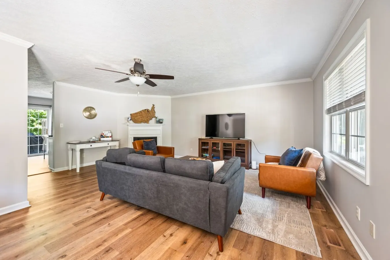 Modern Townhouse Pool Access, Fireplace, Balcony 11