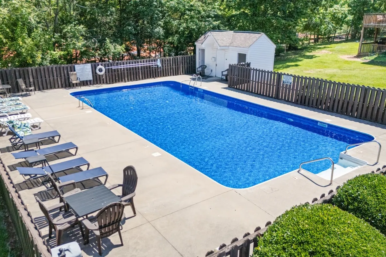 Modern Townhouse | Pool Access, Fireplace, Balcony — photo 3