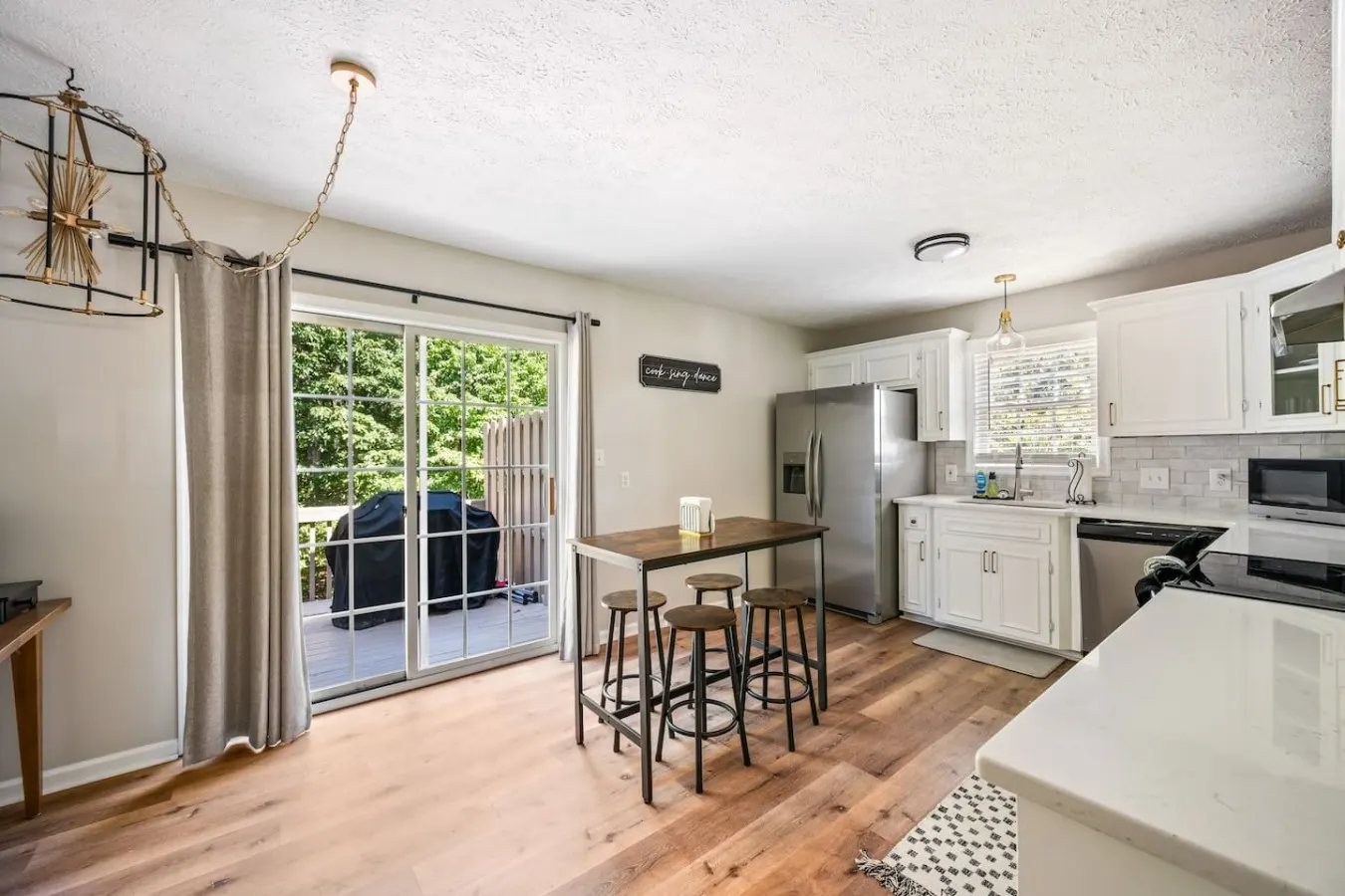 Modern Townhouse Pool Access, Fireplace, Balcony 7