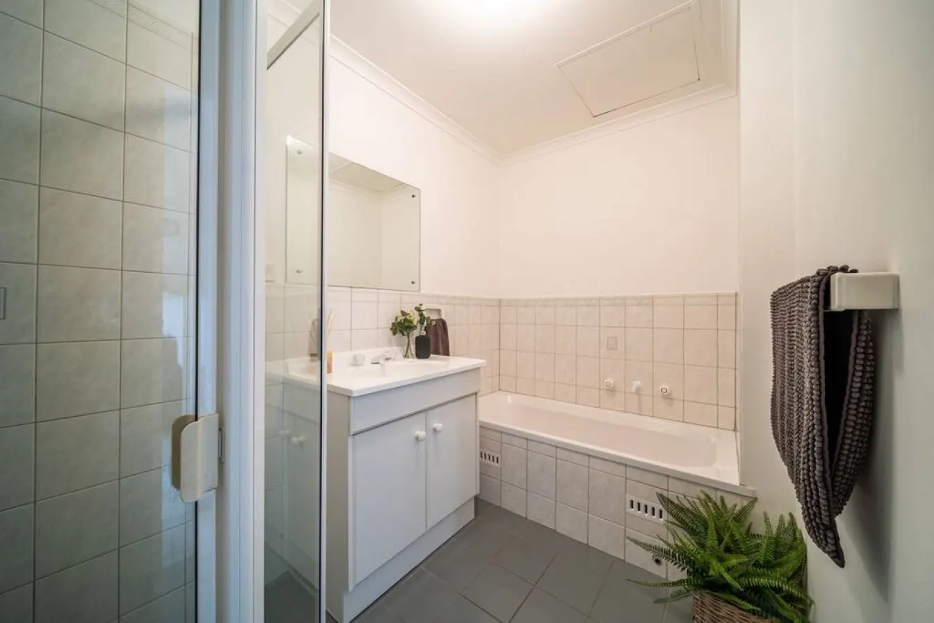 Sage on Bewes—Relaxed CBD Base with Tennis Court 18