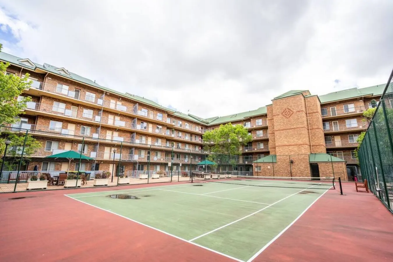 Sage on Bewes—Relaxed CBD Base with Tennis Court — photo 4
