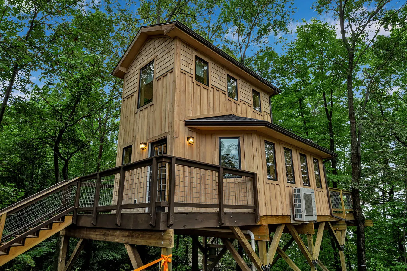 Lakefront Treehouse - Blue Heron Haven