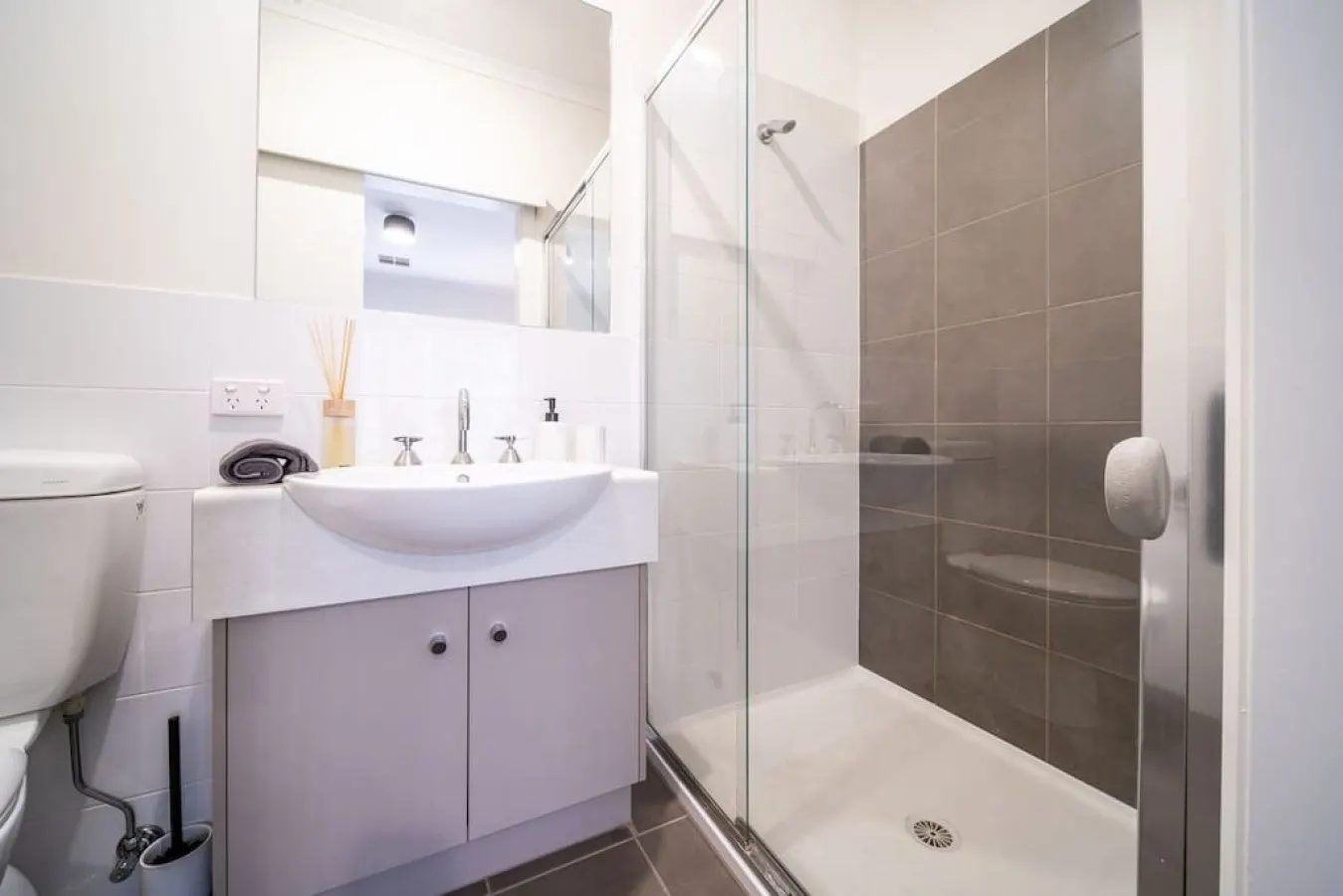 Black Oak at Brompton – Contemporary Parkside Stay 17