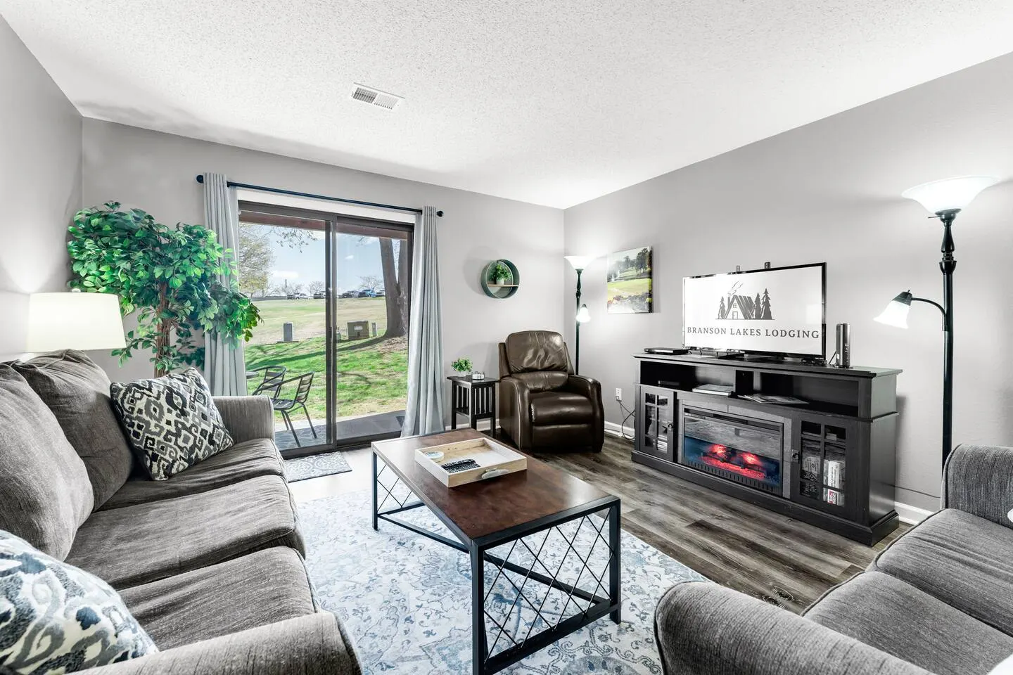 Walk in Golf Condo/Htd Pool/Hot Tub/Lake Access! 2