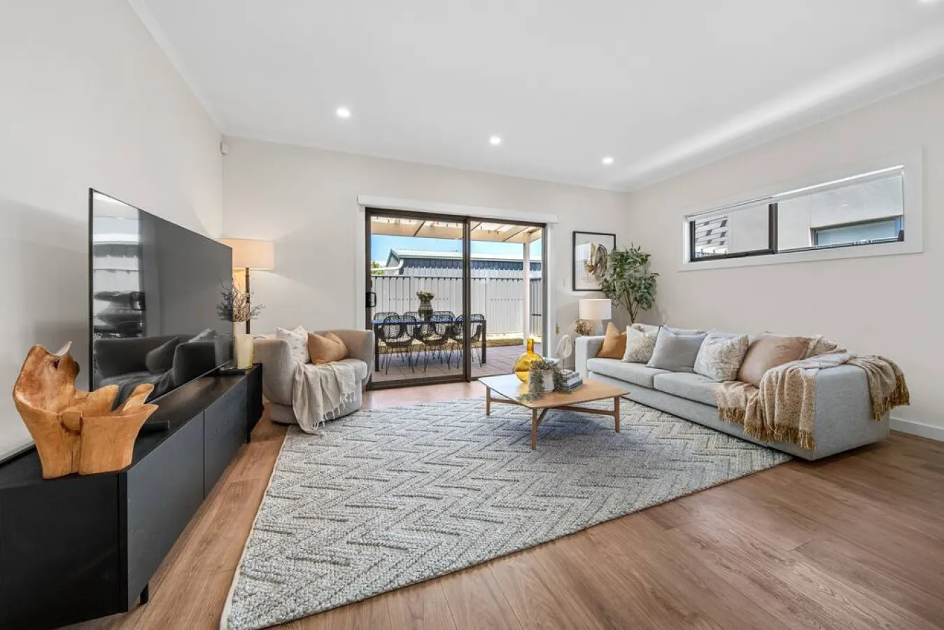 Urban Luxe—A Contemporary City-Edge Haven 9