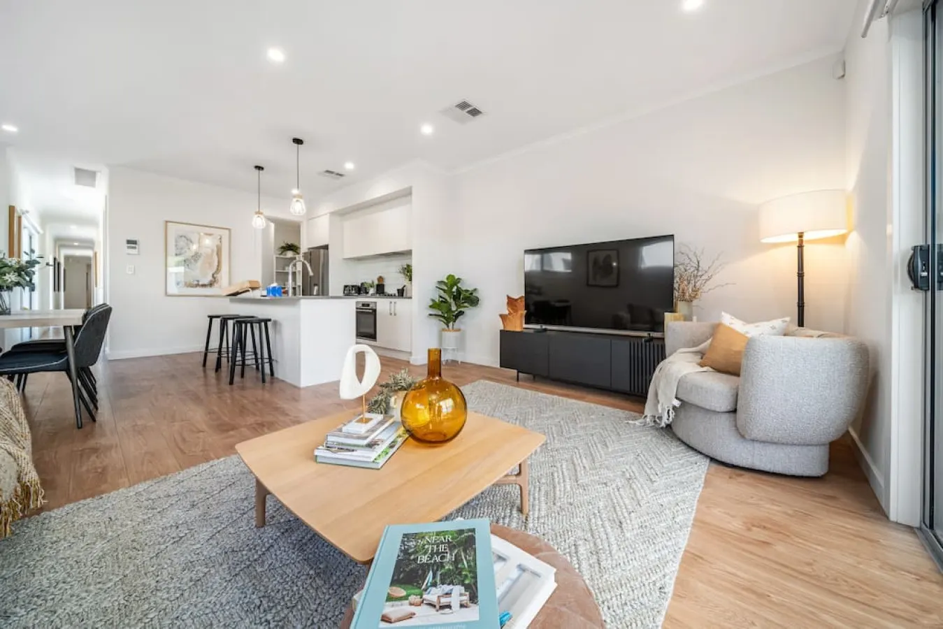 Urban Luxe—A Contemporary City-Edge Haven 11