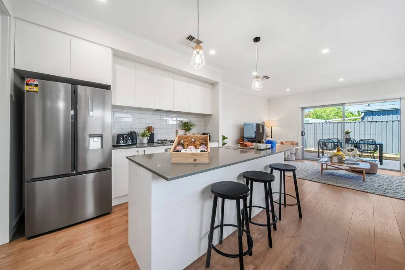 Urban Luxe—A Contemporary City-Edge Haven 12