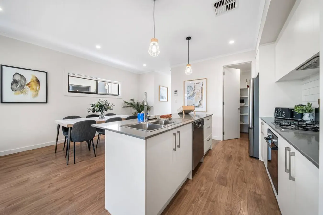 Urban Luxe—A Contemporary City-Edge Haven 14