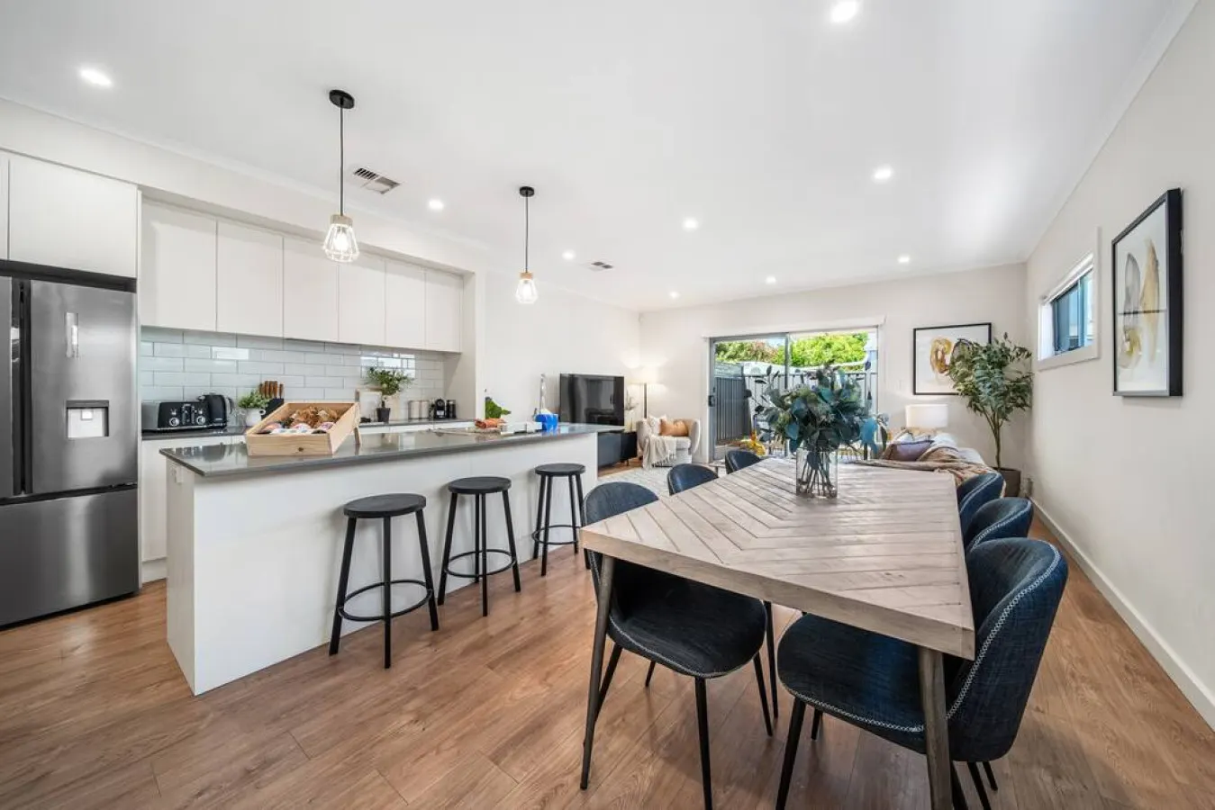 Urban Luxe—A Contemporary City-Edge Haven 16