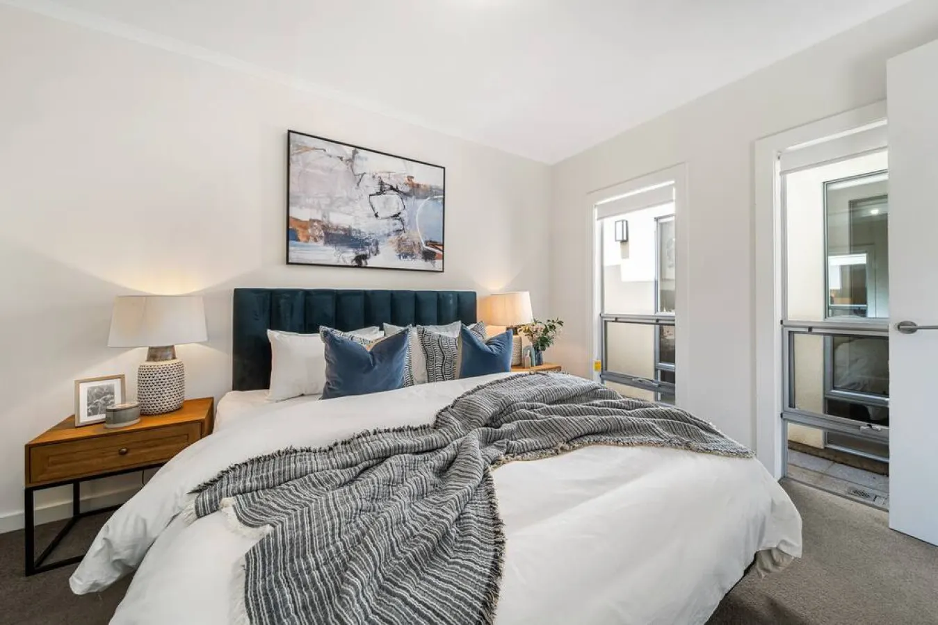 Urban Luxe—A Contemporary City-Edge Haven 20