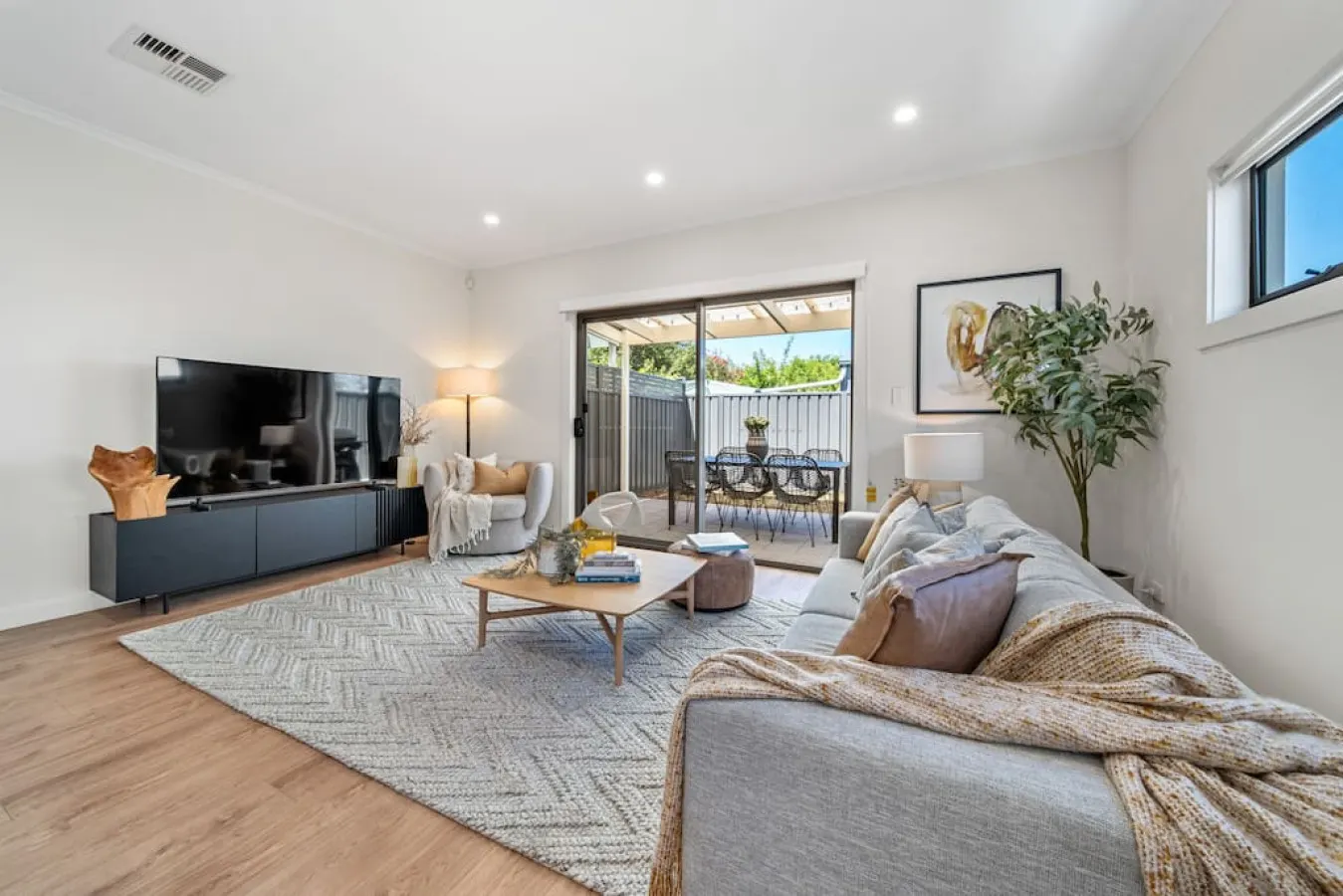 Urban Luxe—A Contemporary City-Edge Haven 7