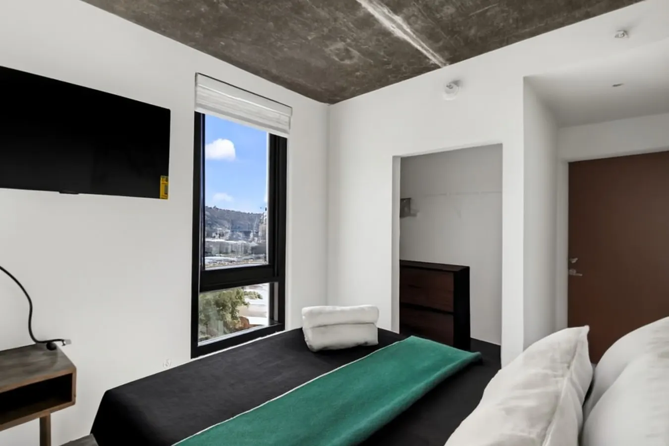 City Views 2BR Floor-to-Ceiling Windows A80 16