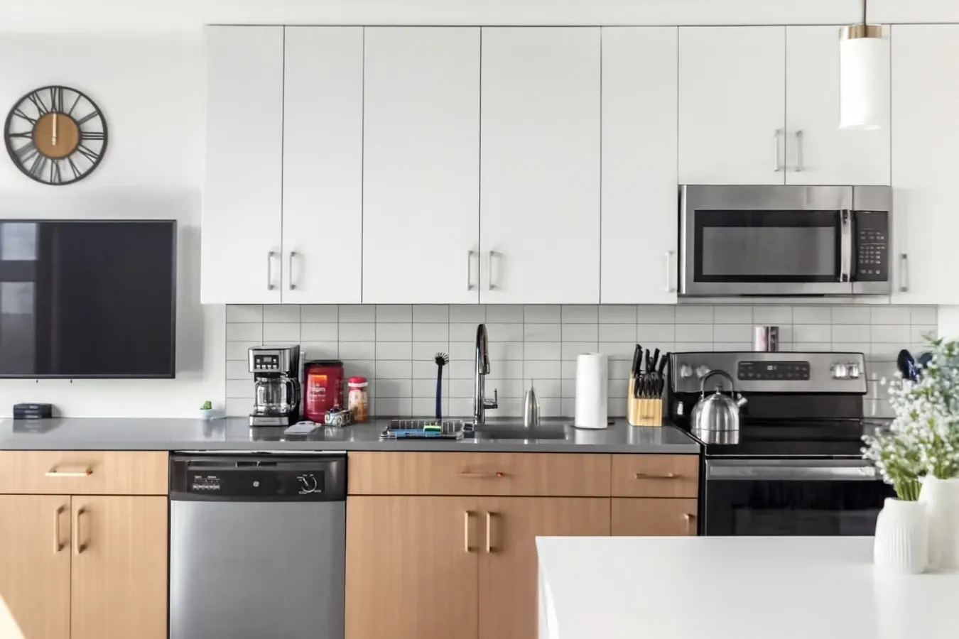 City Views 2BR Floor-to-Ceiling Windows A80 18