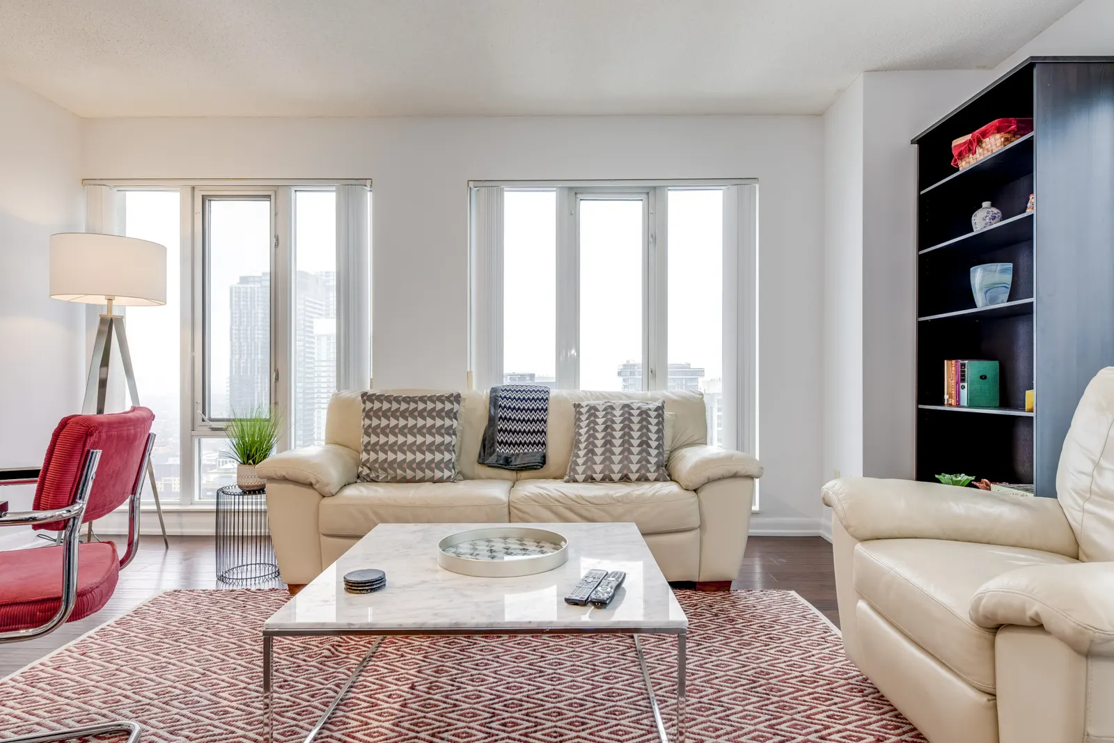 Spacious 2BR Suite Amazing Views Free Parking 2