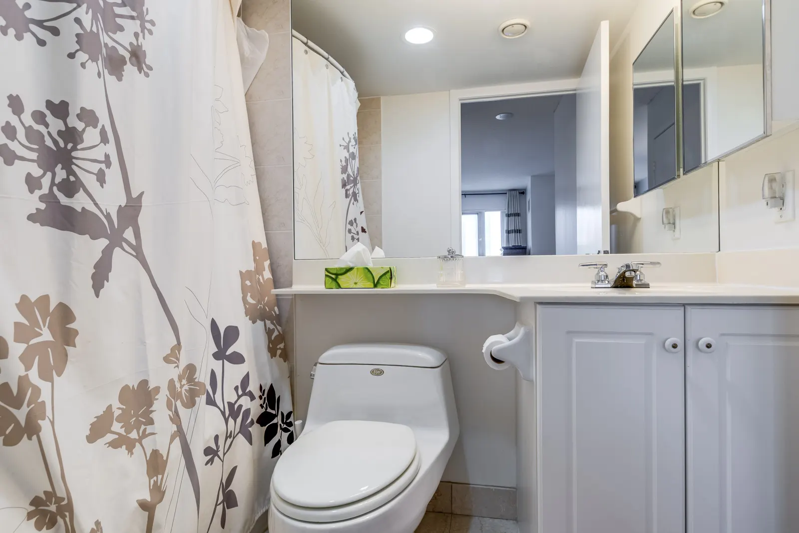 Spacious 2BR Suite Amazing Views Free Parking 9