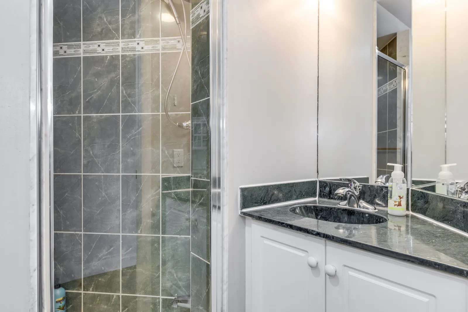 Spacious 2BR Suite Amazing Views Free Parking 11