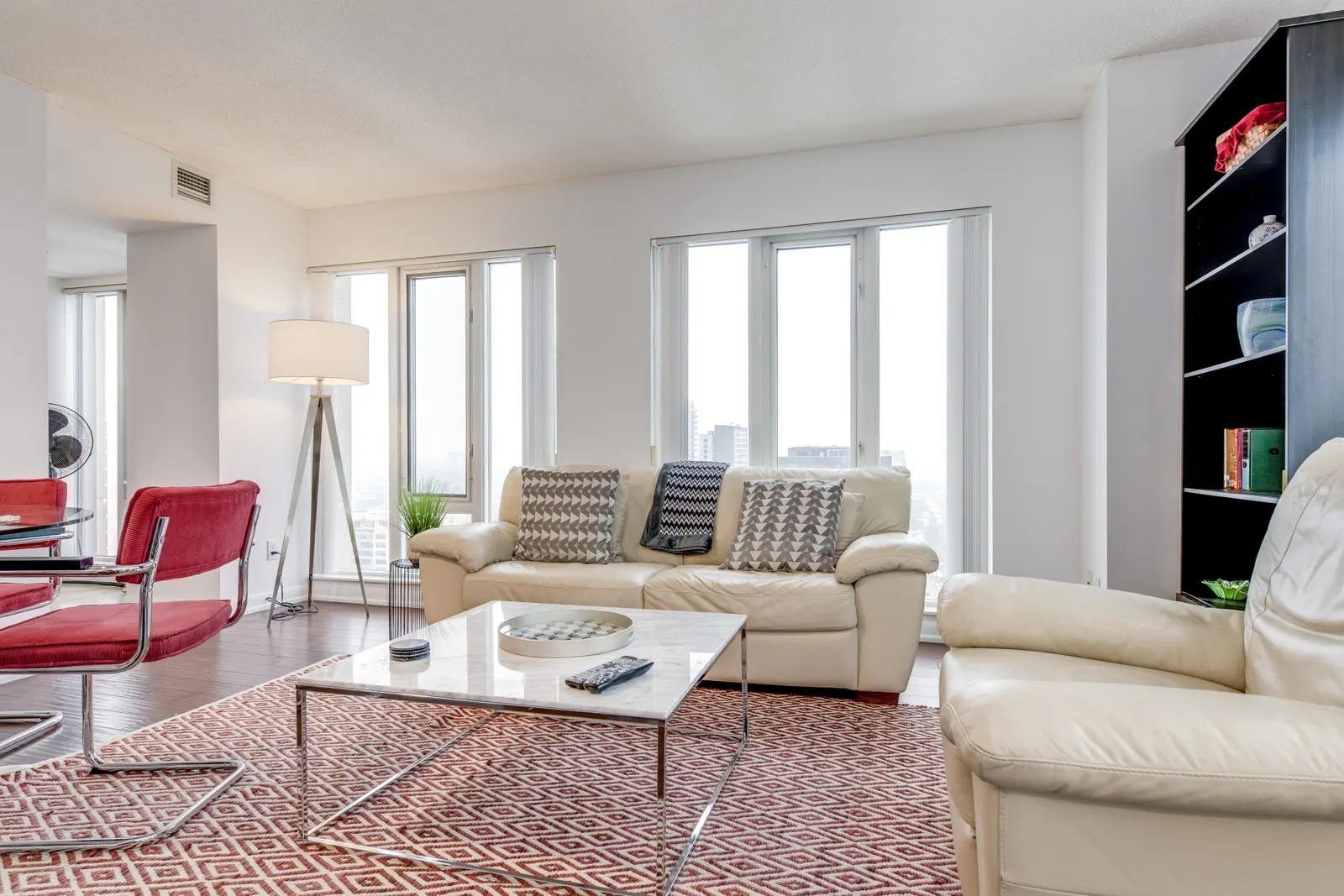 Spacious 2BR Suite Amazing Views Free Parking 12