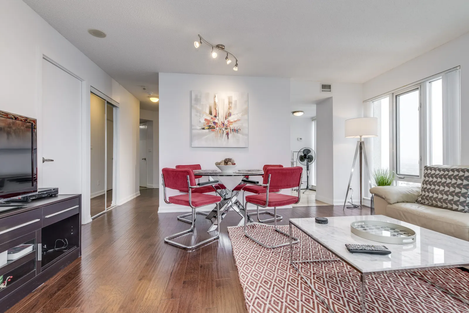 Spacious 2BR Suite Amazing Views Free Parking 14