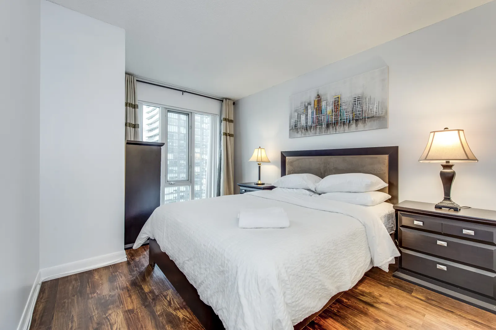 Spacious 2BR Suite Amazing Views Free Parking 15