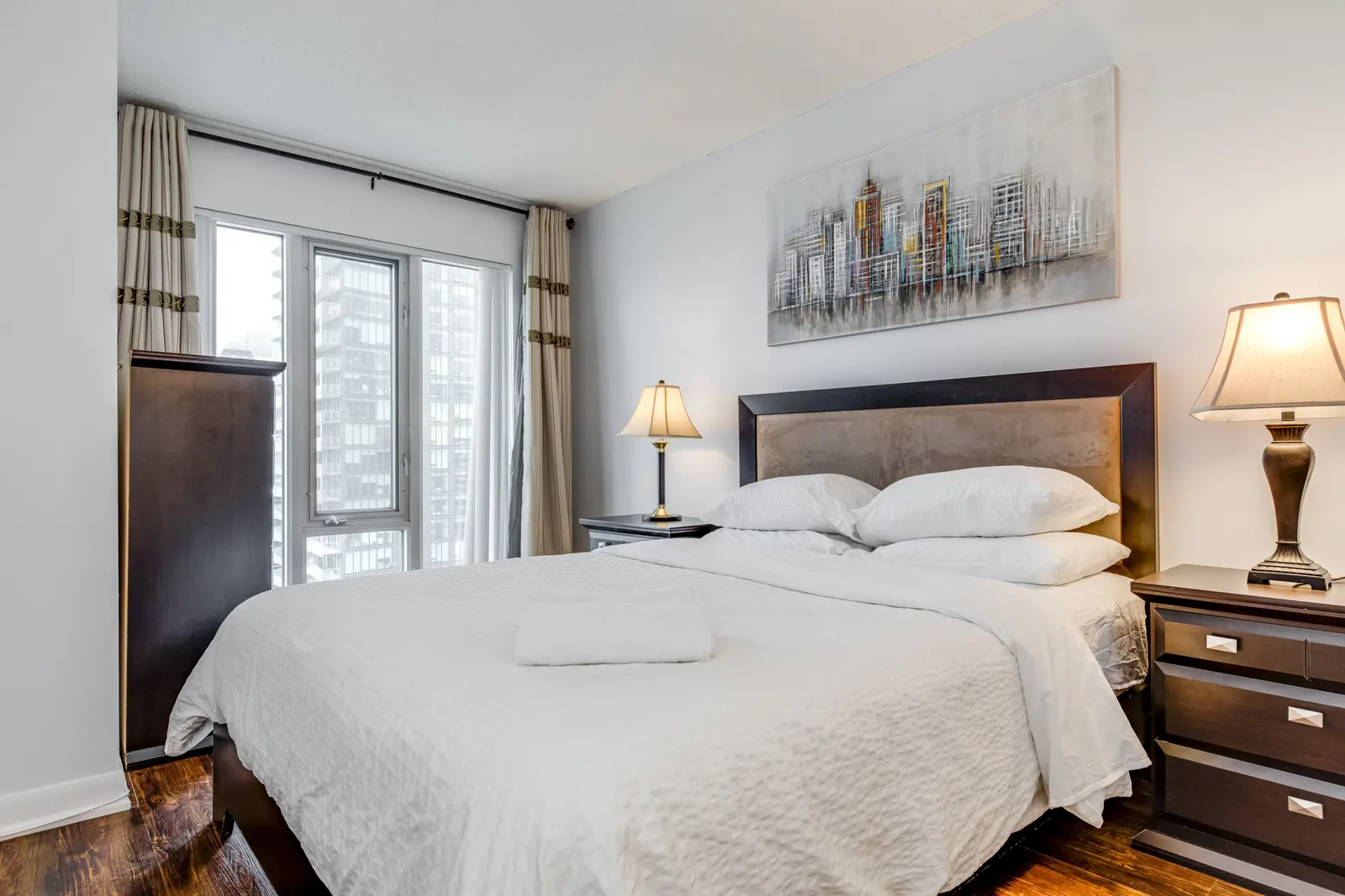 Spacious 2BR Suite Amazing Views Free Parking 4
