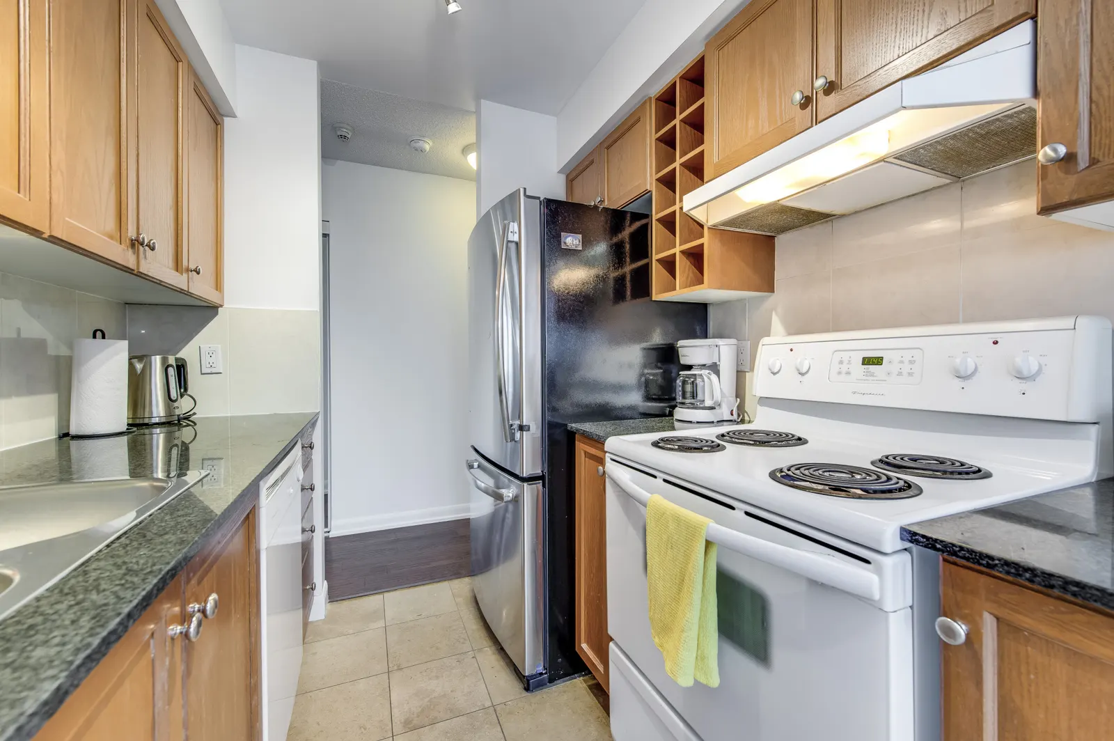 Spacious 2BR Suite Amazing Views Free Parking 6