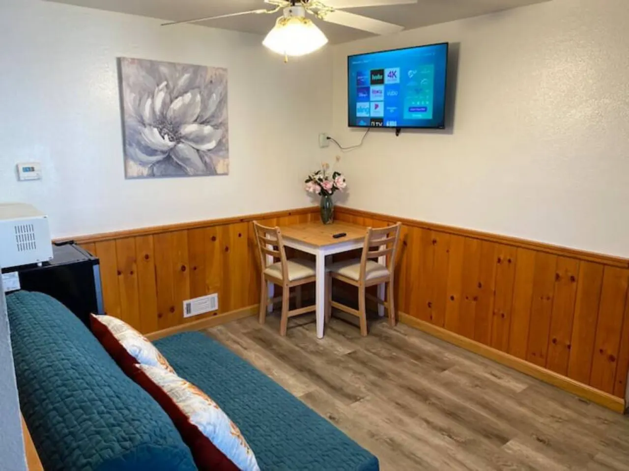 Cozy Lake-View Lodge #8 (1 BR near The Village) — photo 3