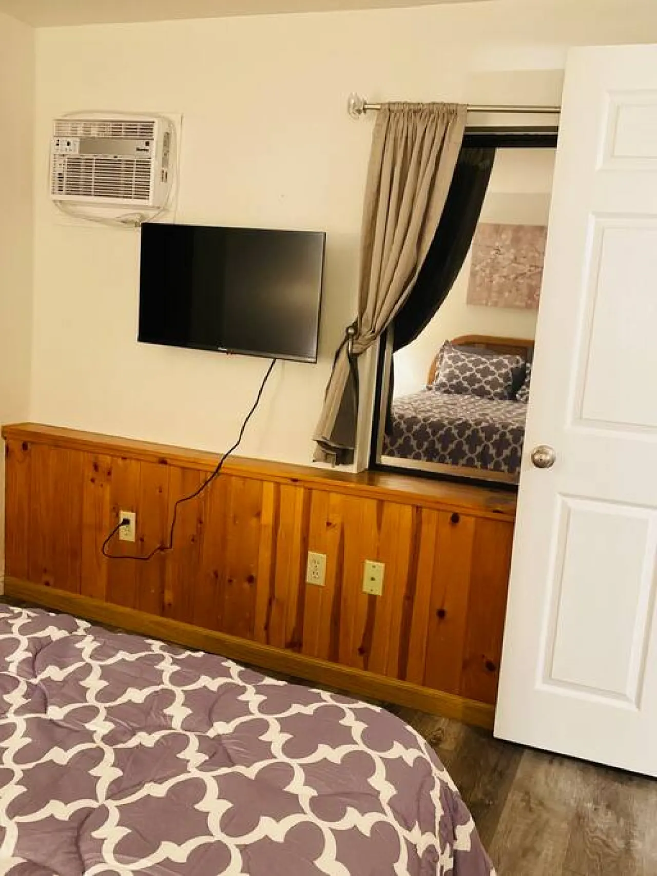 Cozy Lake-View Lodge #8 (1 BR near The Village) 7