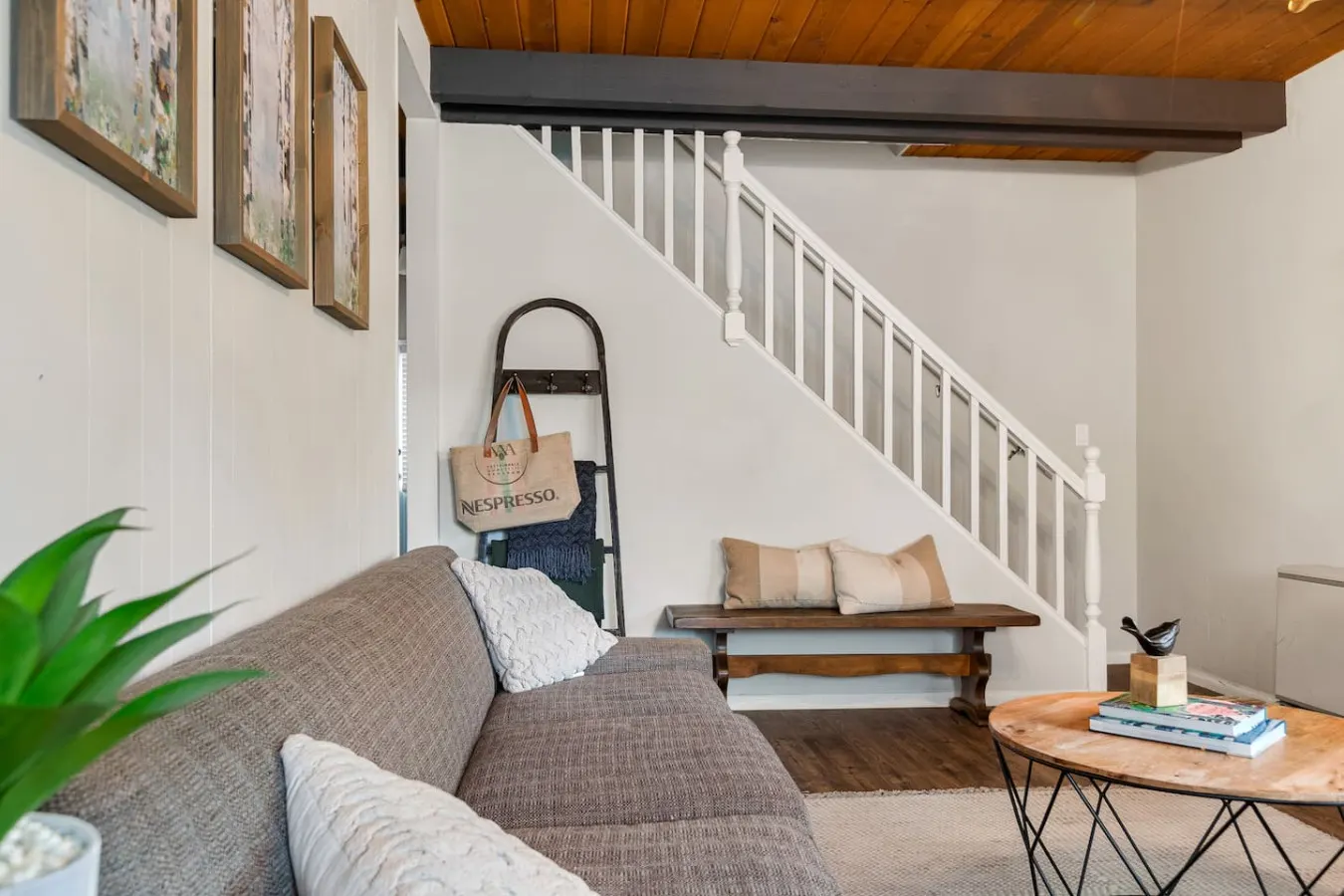 Bruno's Chic Bungalow: Walk 2 Village & Lake 12